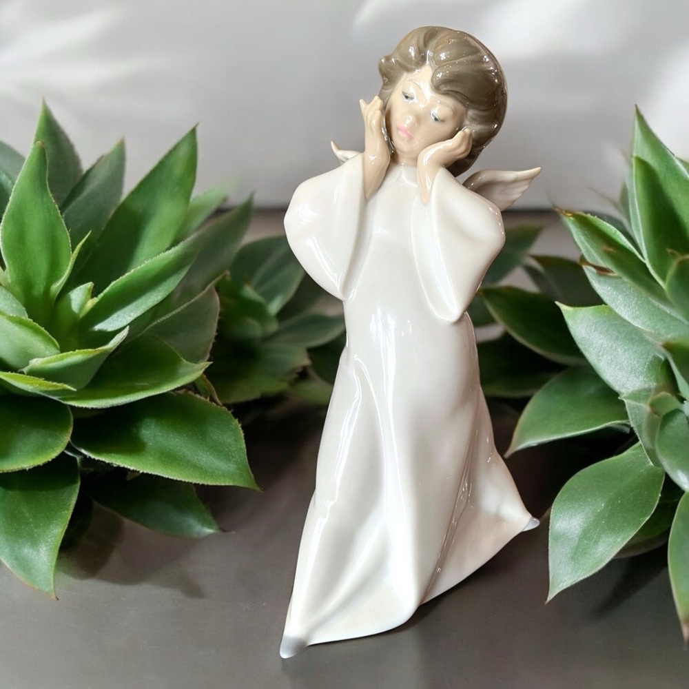 Lladró Mime Angel Figurine #4959 - Picture 14 of 16
